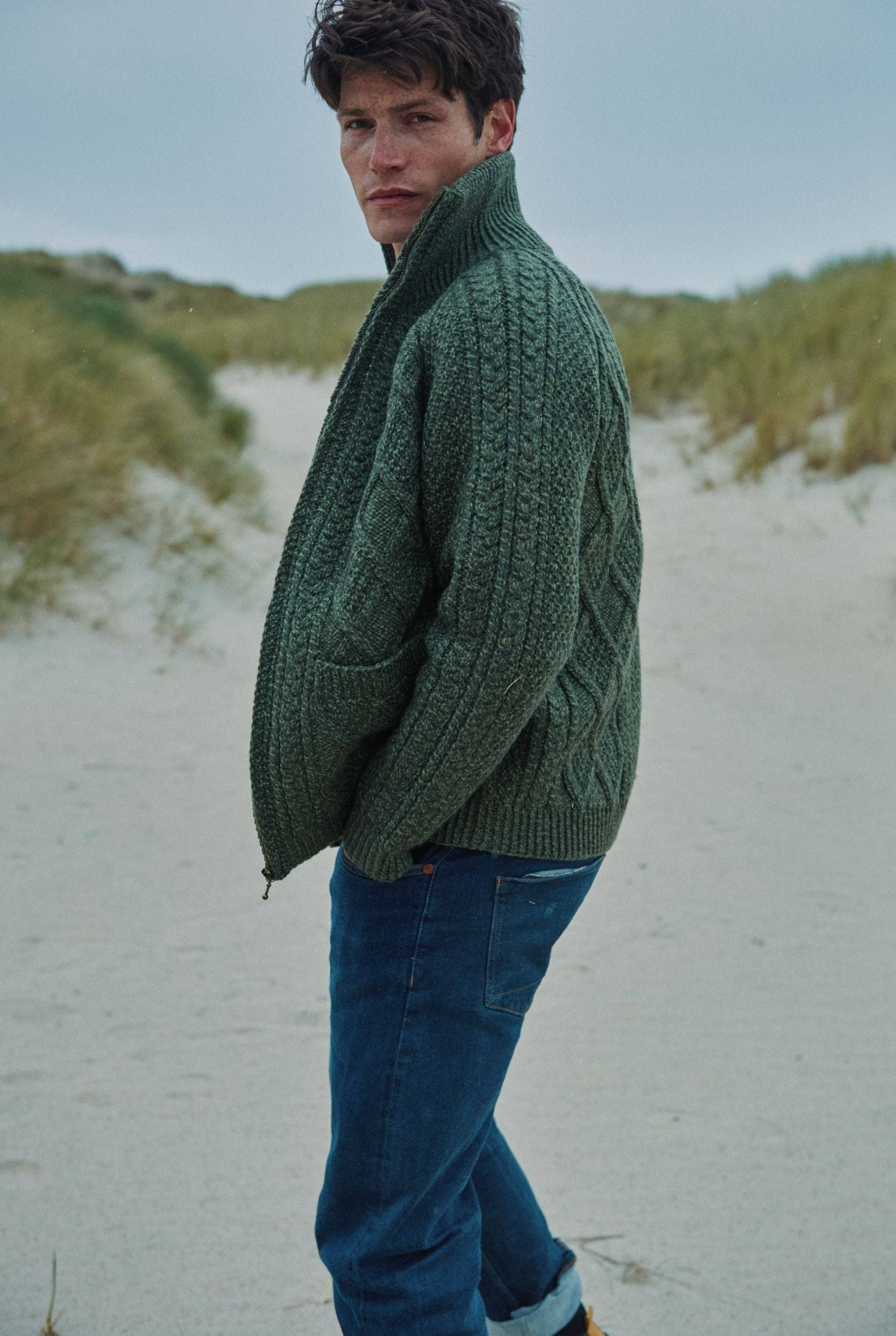 Aran Woollen Mills - Wholesale Cardigan - Heren - Brannock herenvest met rits en Aran-patroon - groen4