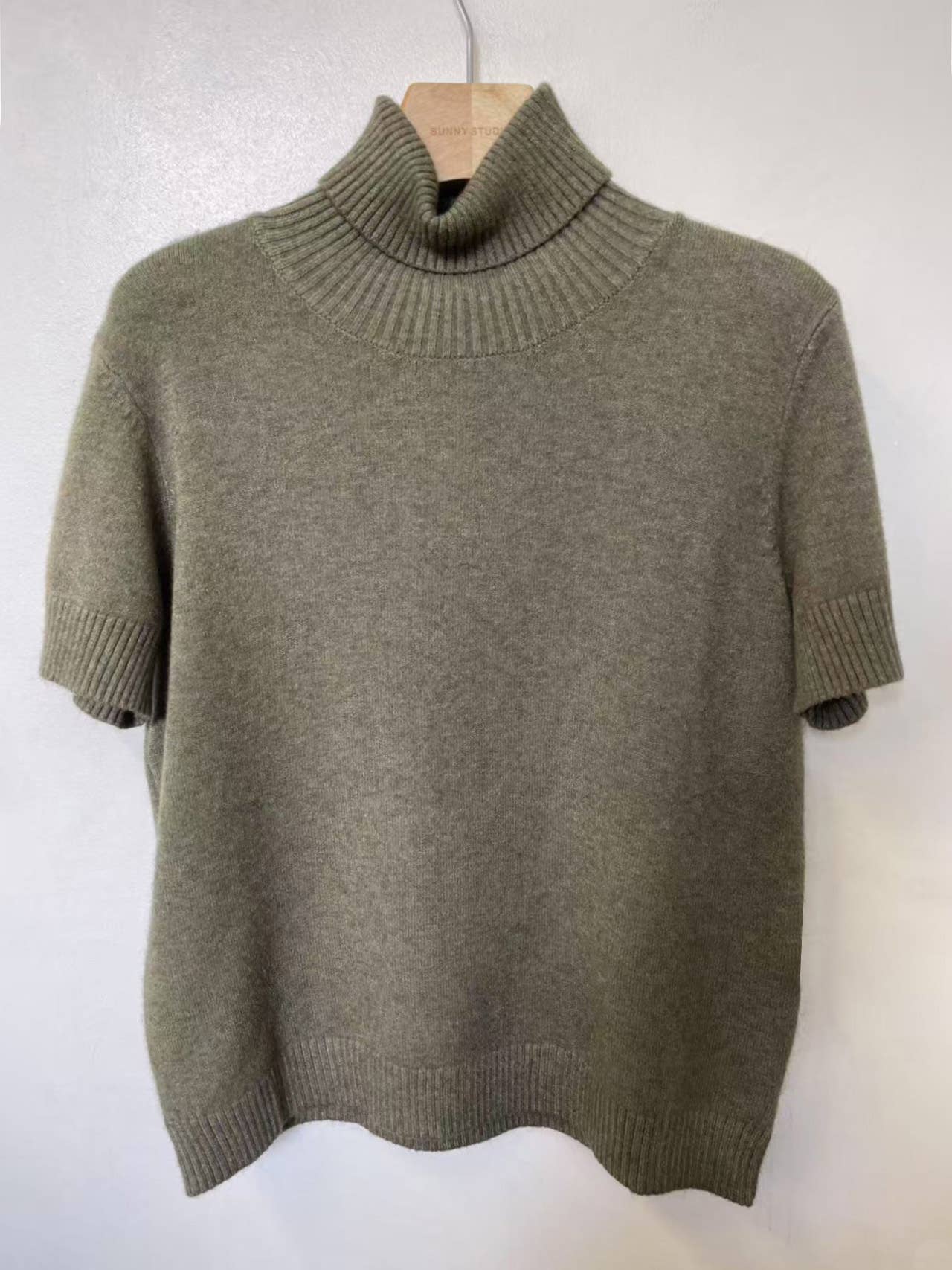 SUNNY STUDIO – Großhandel Strickpullover – Damen – Kurzarm-Rollkragenpullover1