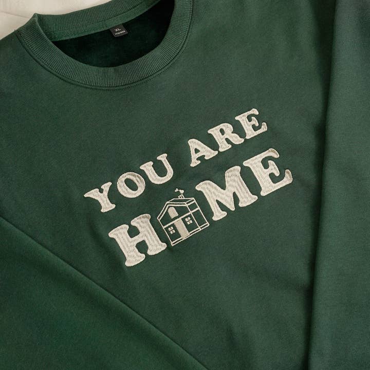 Sweat-shirt brodé à col rond You Are Home | HS Inspired C pour la vente par To Be So Styles
