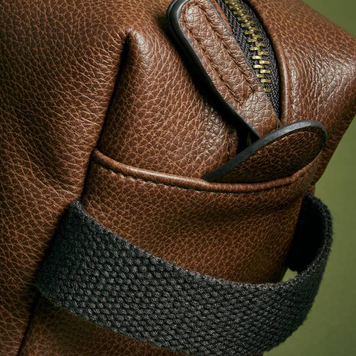 Logo Free Clothing – wholesale Toiletry bag – Unisex – Quadra NuHide® Washbag | 2 Litre Capacity | Faux Leather | Tan or Black | One Size3