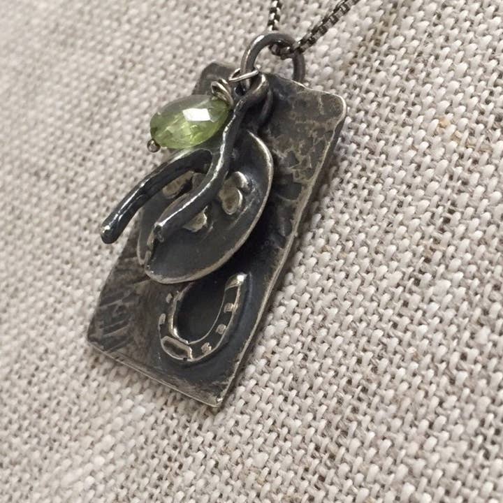 Pendente em Prata de 1ª Lei Horeshoe com colar de trevo, espinha de desejo e peridoto -Lucky Charms by INk Jewelry por atacado de iNk Jewelry