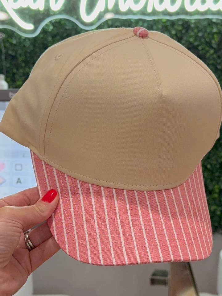 Rood Gestreepte Bill (blanco) Trucker Pet voor wholesale door Rain Embroidery