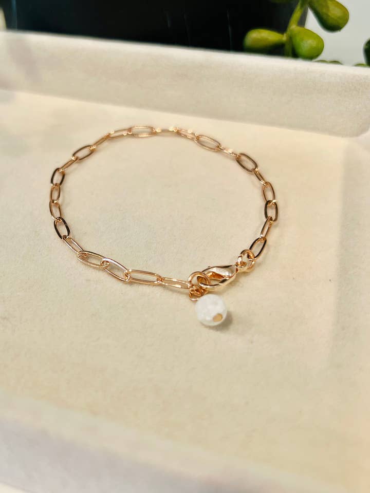 Delicato bracciale a catena in oro rosa con piccola perla bianca, bianca per la vendita all'ingrosso da parte di Lavender Avenue