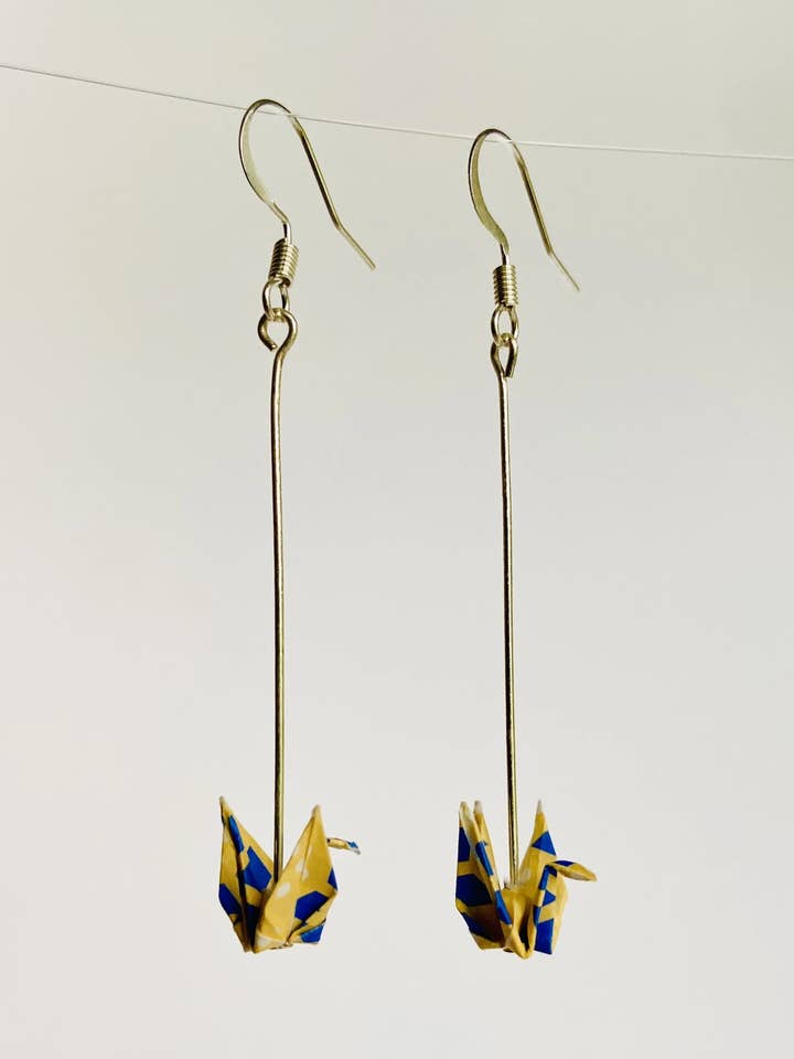 Boucles d'oreilles grue bleue et jaune pour la vente par Maya Joy in the World