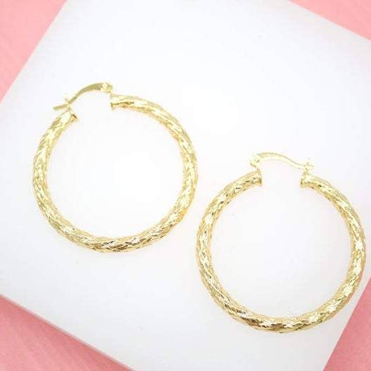 J124-126 Cerceaux fins texturés en or 18 carats 4 mm pour la vente par MIA Jewelry