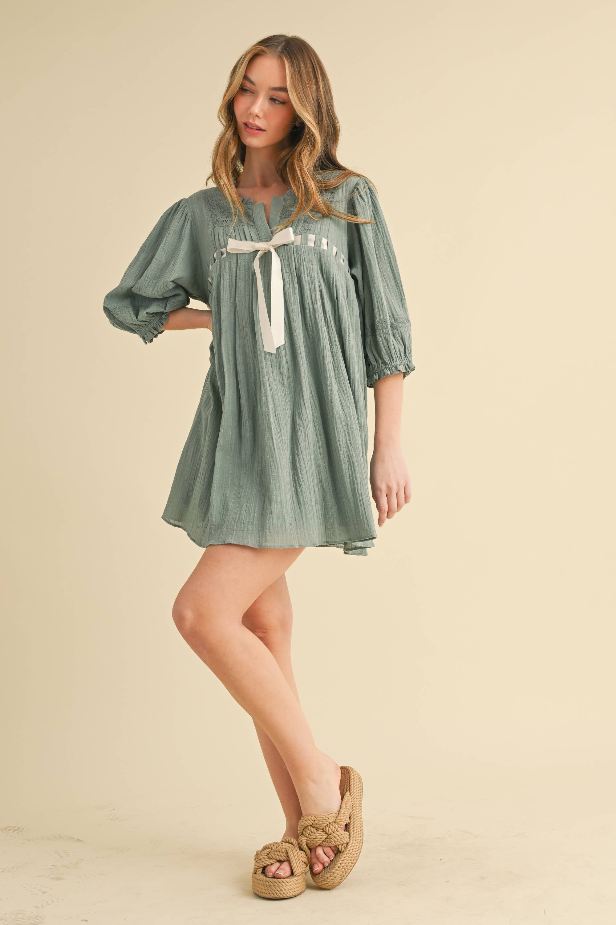 Camellia - Vente Robe – femme - ROBE À MANCHES MI-LONGUES AVEC ENCOLURE CARRÉE ET DÉTAILS EN DENTELLE7