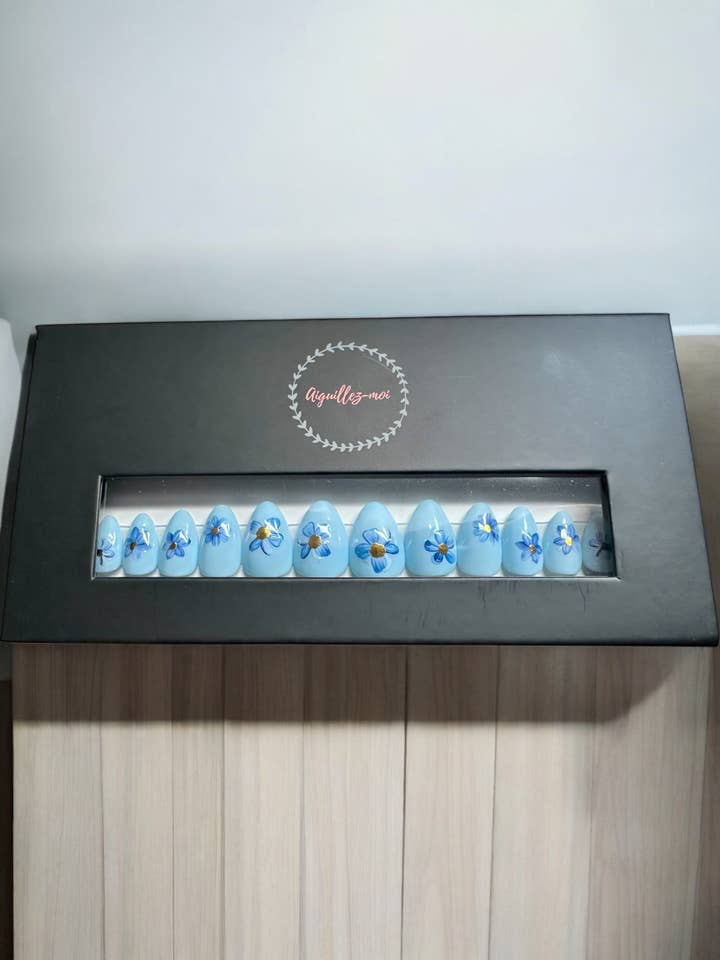 Falsche Nagelkapseln – Pastellblau geblümt „Forever“ (Set für den Großhandel von Aiguillez-moi