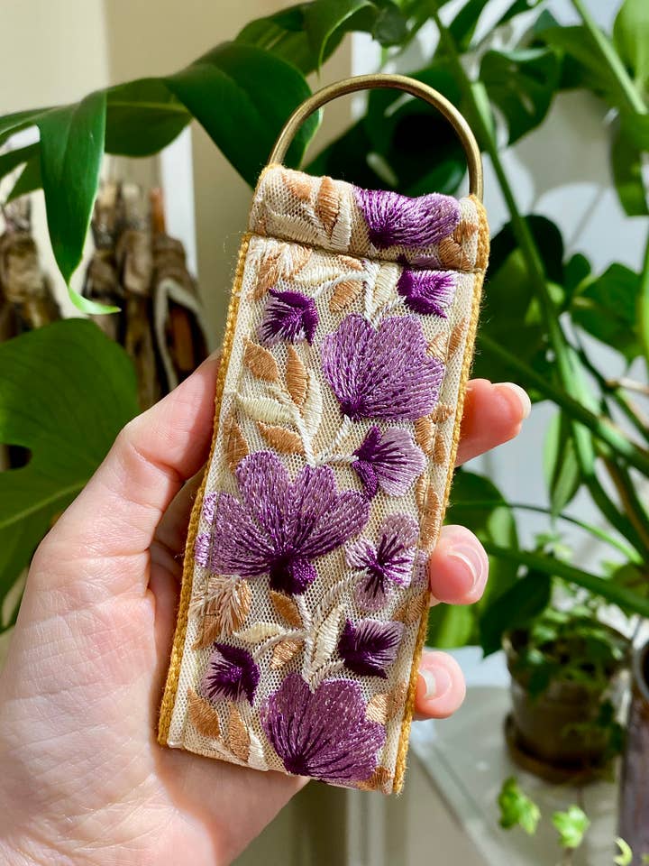 Flora en llavero de tela floral morado y amarillo ~ regalo para venta al por mayor de Temple of Treasure