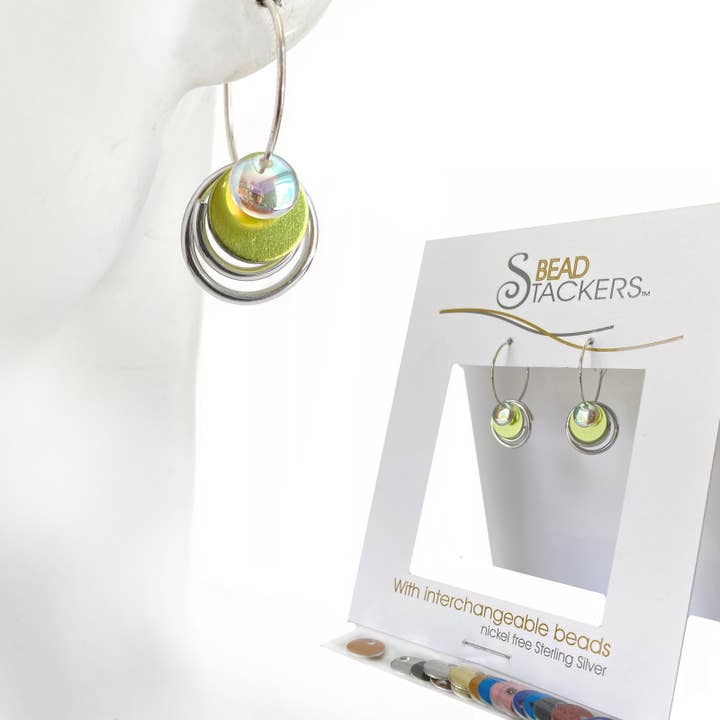 SP32 - Les boucles d'oreilles sont disponibles en 9 couleurs interchangeables pour la vente par Conversations in Jewellery