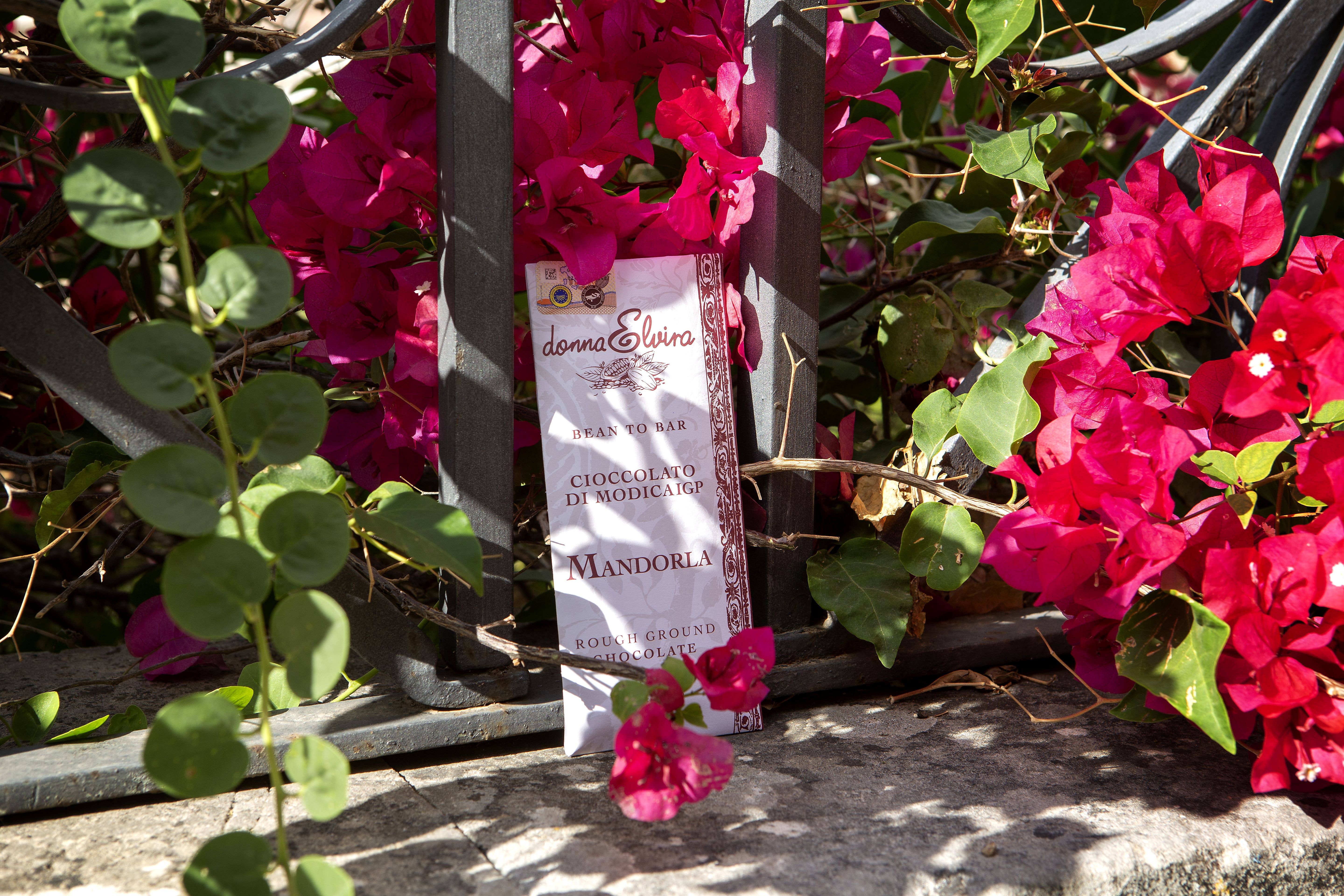 DONNA ELVIRA dolceria di Roccasalva Elvira - Wholesale Chocolate Bar - IGP Modica chocolate with almonds5