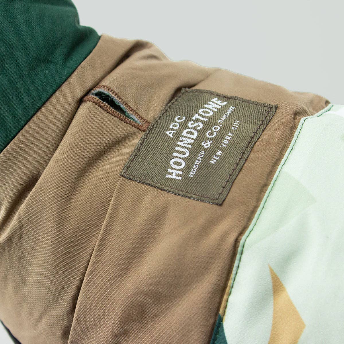 ADC Houndstone & Co. - Vente Gilet – chien - Doudoune réversible pour chien - « Tropical Camo »4