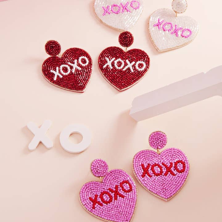 Boucles d'oreilles pendantes en perles de rocaille en forme de cœur pour la Saint-Valentin pour la vente par Verita Lane