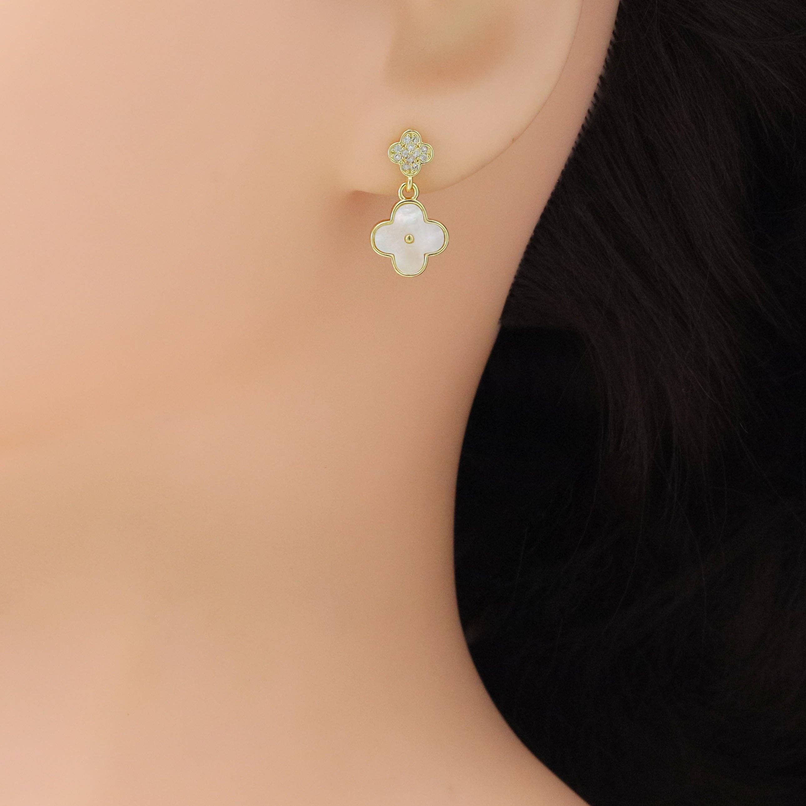 BestBeads&Beyond - Vente Boucles d'oreilles pendantes - Boucles d'oreilles à tige en or en forme de trèfle en zircone cubique transparent, Sku #LK9613