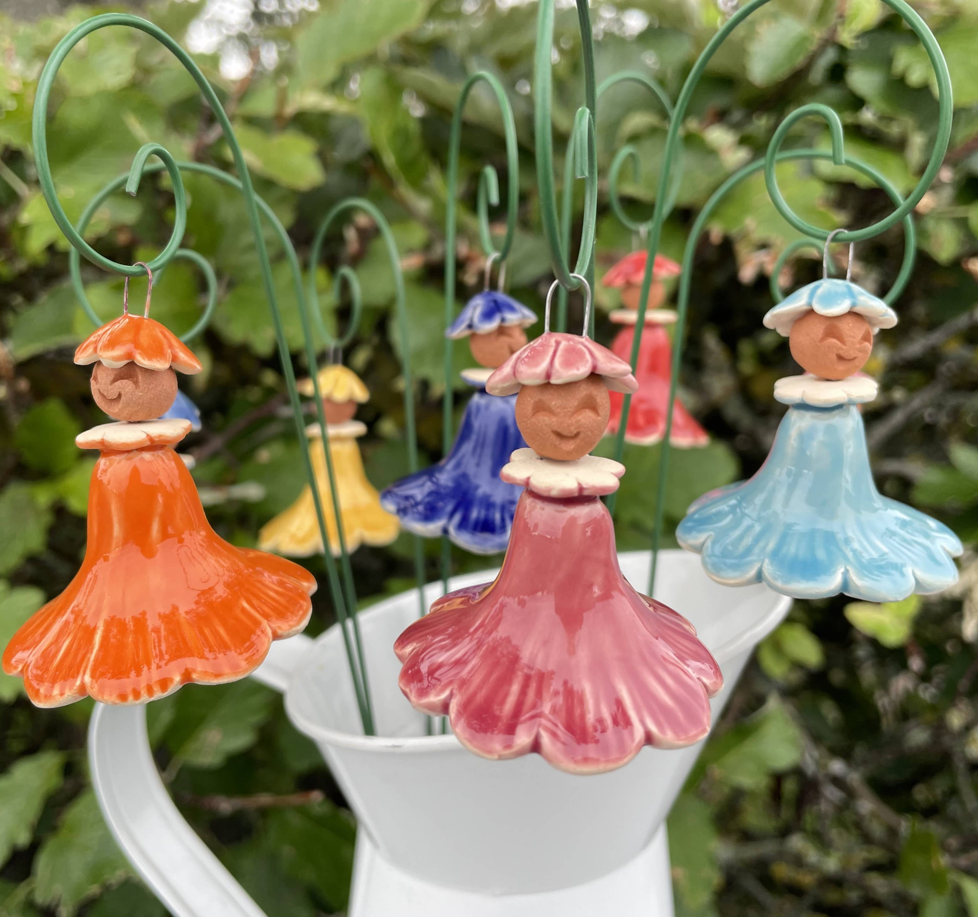 Pannonhem AB. – Großhandel Gartendeko/-schmuck – Hängende bunte Feen aus Keramik8