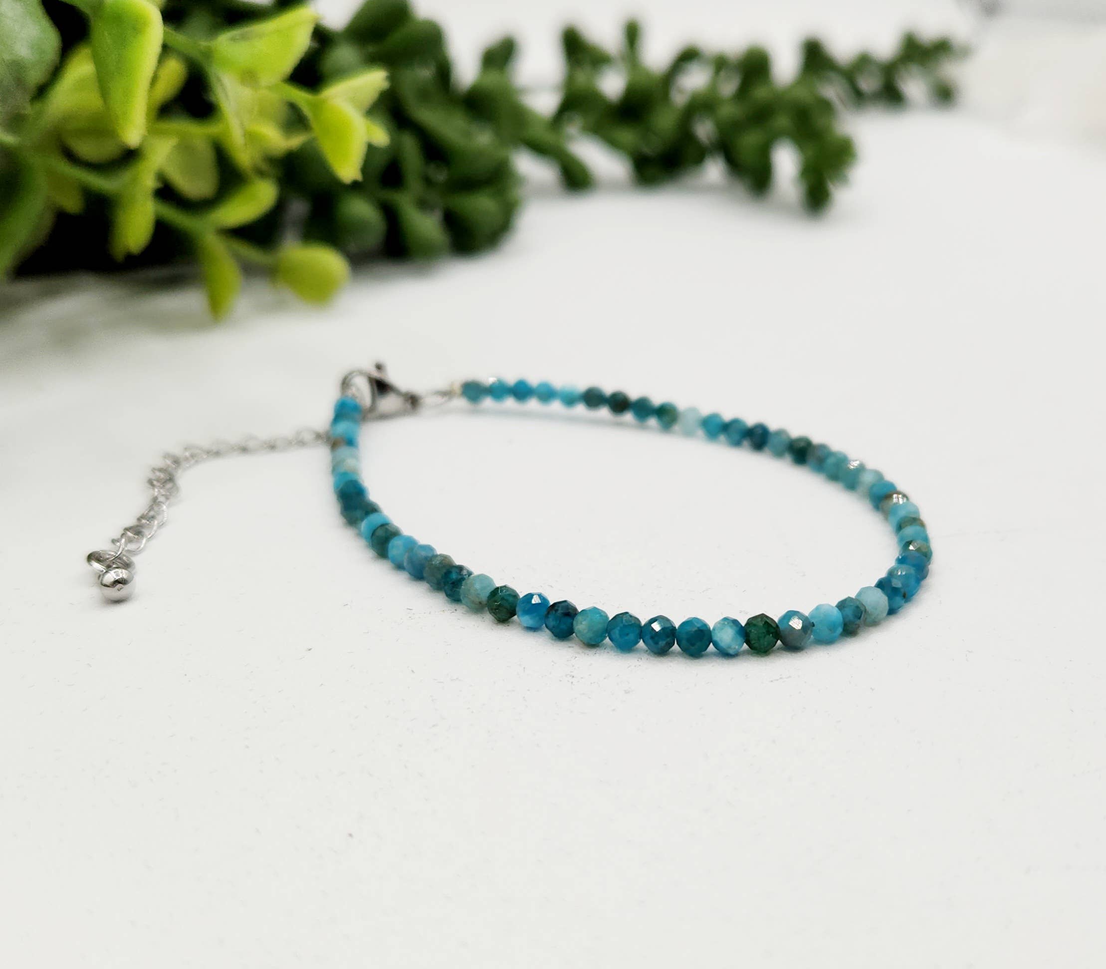 Meraki Gemstones – wholesale Pärlarmband – Blå Apatitarmband Fasetterad 3MM med Silverfärgad Spänne1