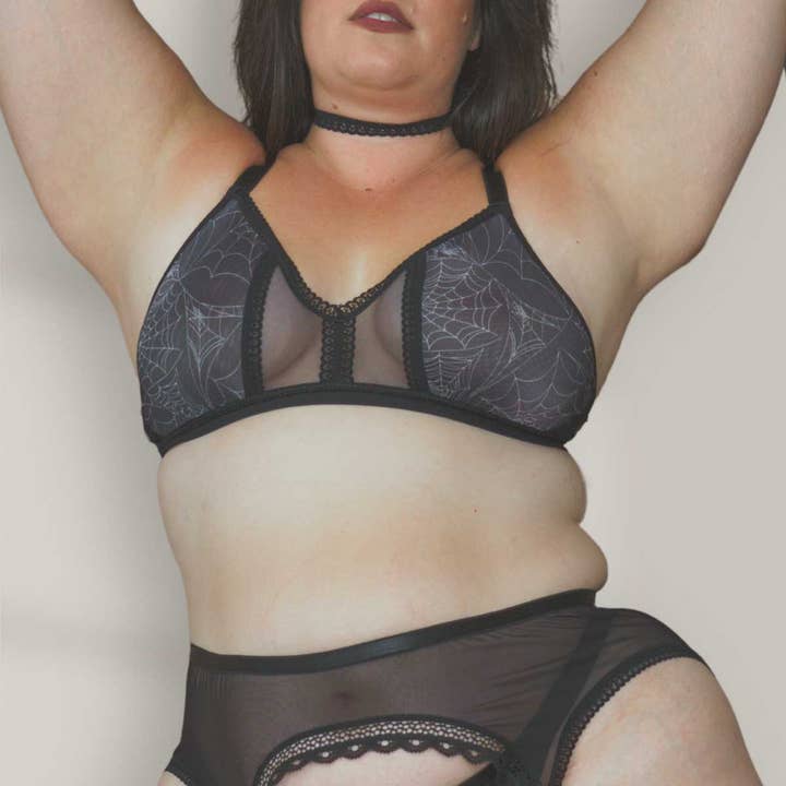 Spider's Lace Web Print Peekaboo Bralette for engroshandel hos Uye Surana