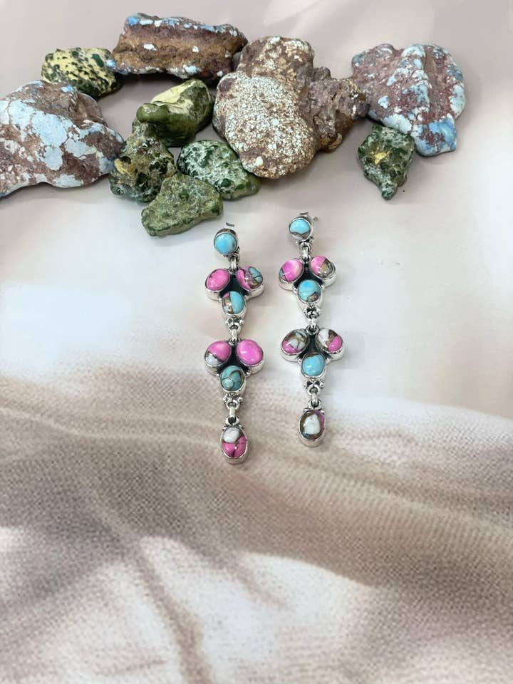 Orecchini pendenti in argento sterling fatti a mano con turchese Cotton Candy firmati Nizhoni. per la vendita all'ingrosso da parte di Nizhonitradersllc