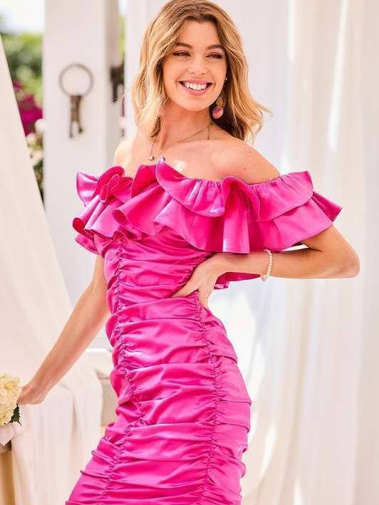 Mini-robe froncée en satin à volants et épaules dénudées pour la vente par Main Strip