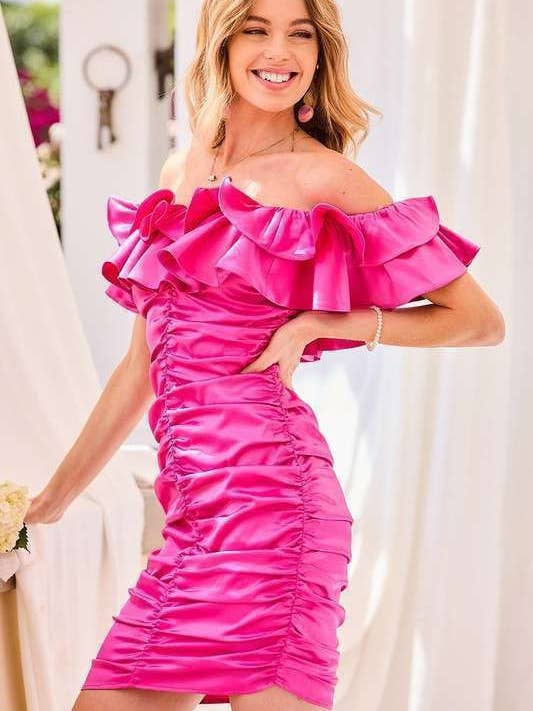 Mini-robe froncée en satin à volants et épaules dénudées pour la vente par Main Strip