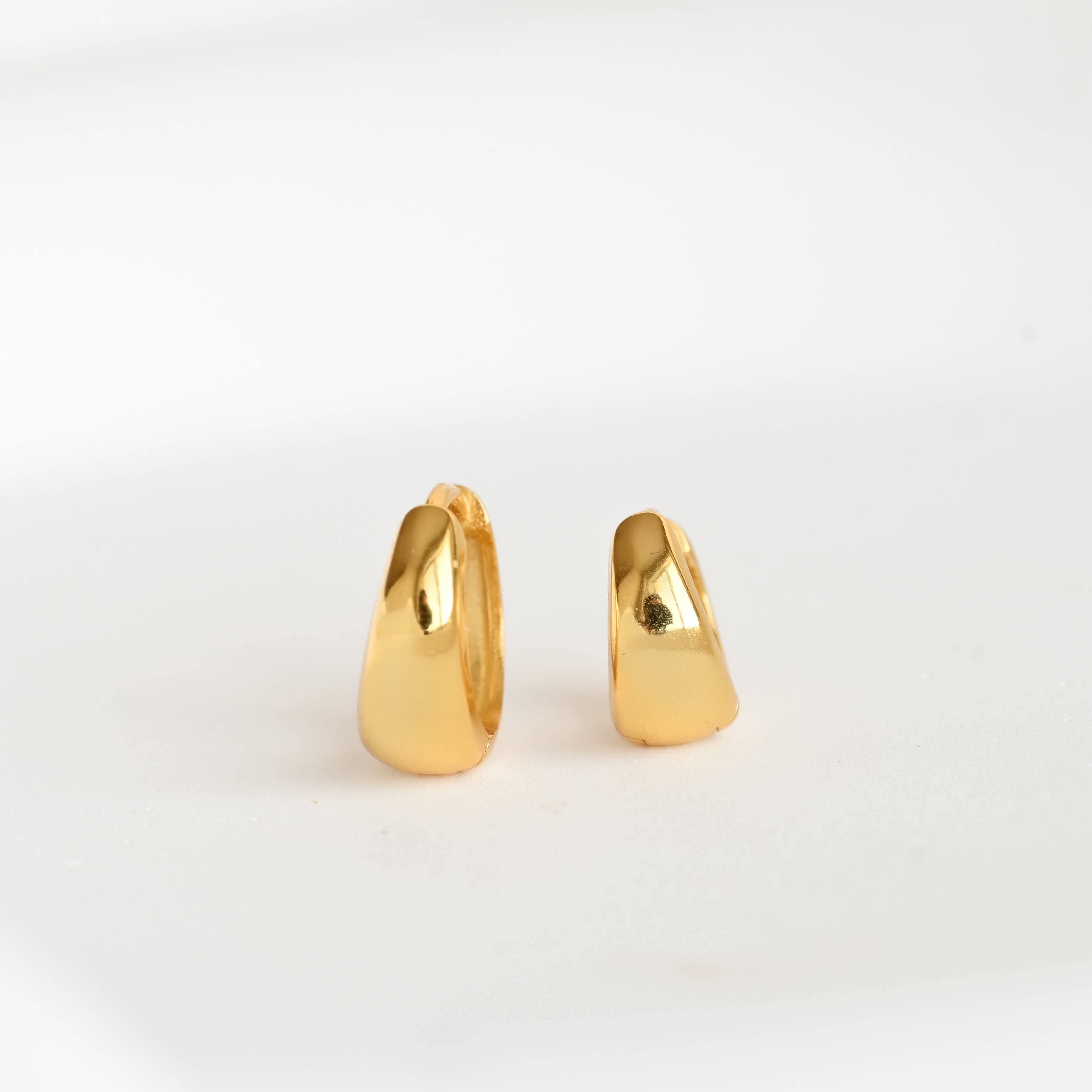 Blueyejewelry - Vendita all'ingrosso Orecchini a cerchietto - Cerchi spessi piccoli - Orecchini huggie in argento sterling e vermeil oro 18k11