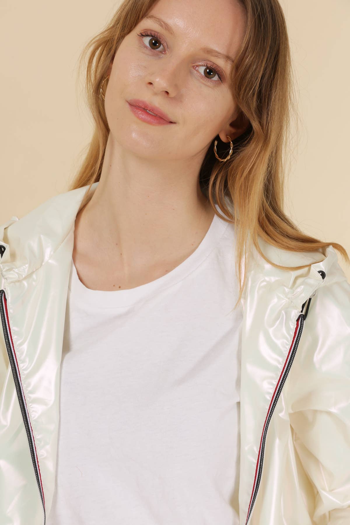 Attrait Paris - Vendita all'ingrosso Giacca antivento - Donna - Giacca corta antivento metallizzata con cappuccio e cerniera colorata9