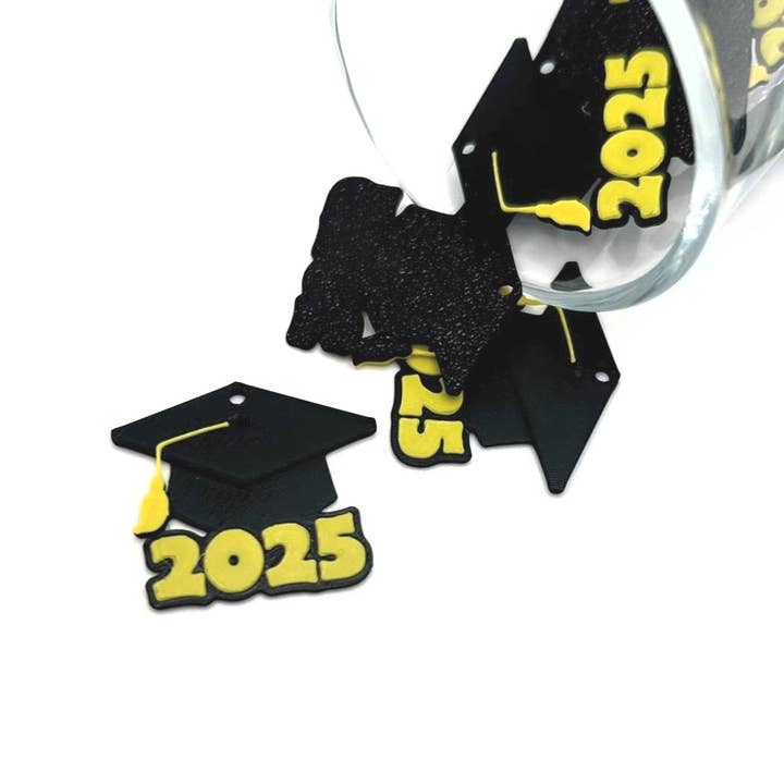 Guerrilla Charm - Wholesale Individual charm/pendant - Yellow and Black 2025 Graduation Cap Charms, 28x25mm