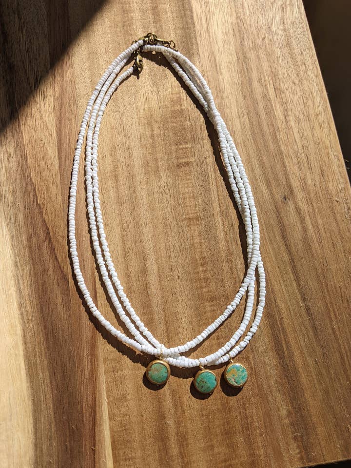 Halskette mit türkisfarbener Münze und weißen Muscheln für den Großhandel von Desert Bloom Adornment