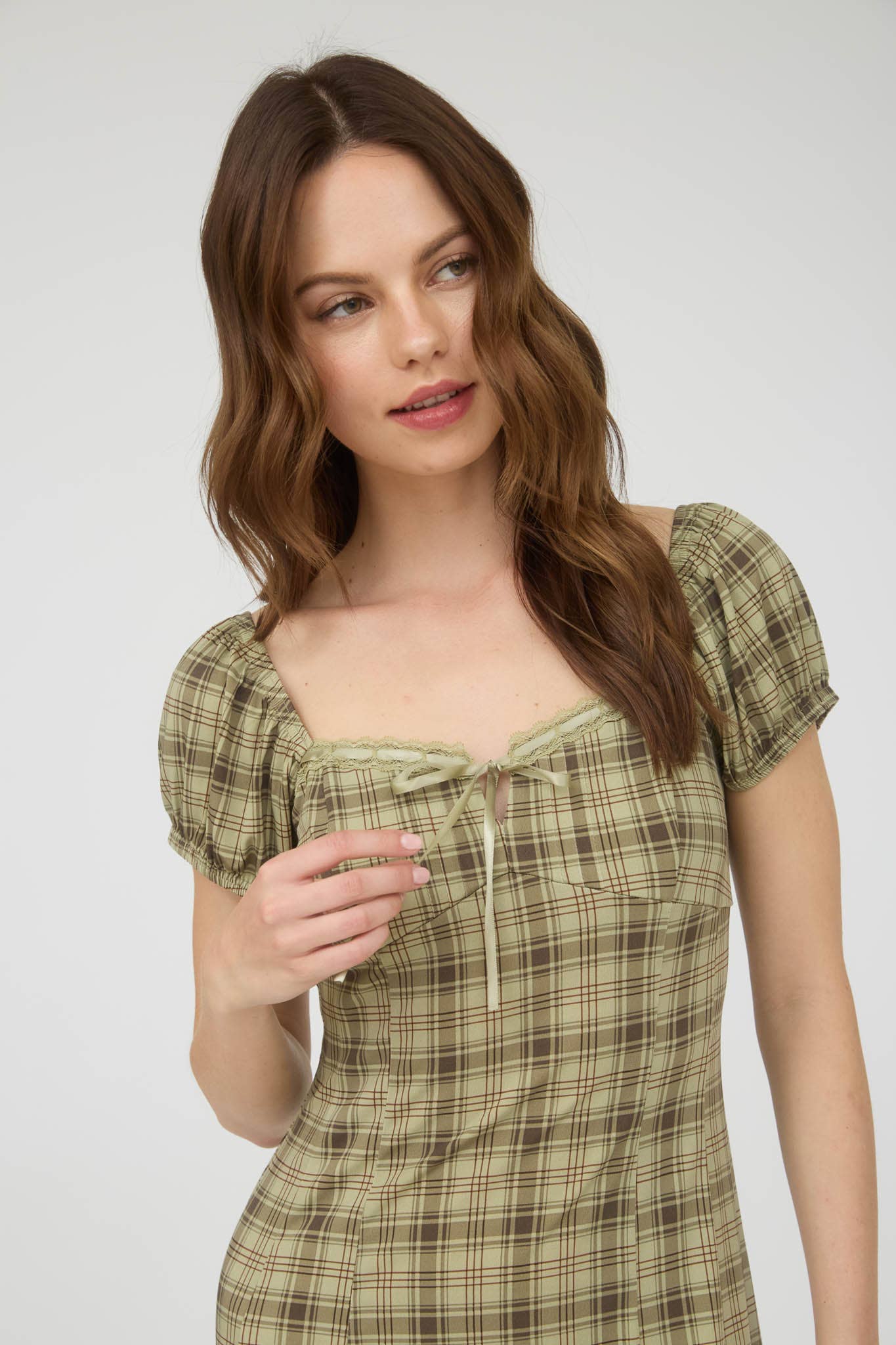 The Workshop Studio - Vente Robe – femme - ROBE COURTE À MANCHES COURTES À CARREAUX AVEC LACETS ET DÉTAILS EN DENTELLE11