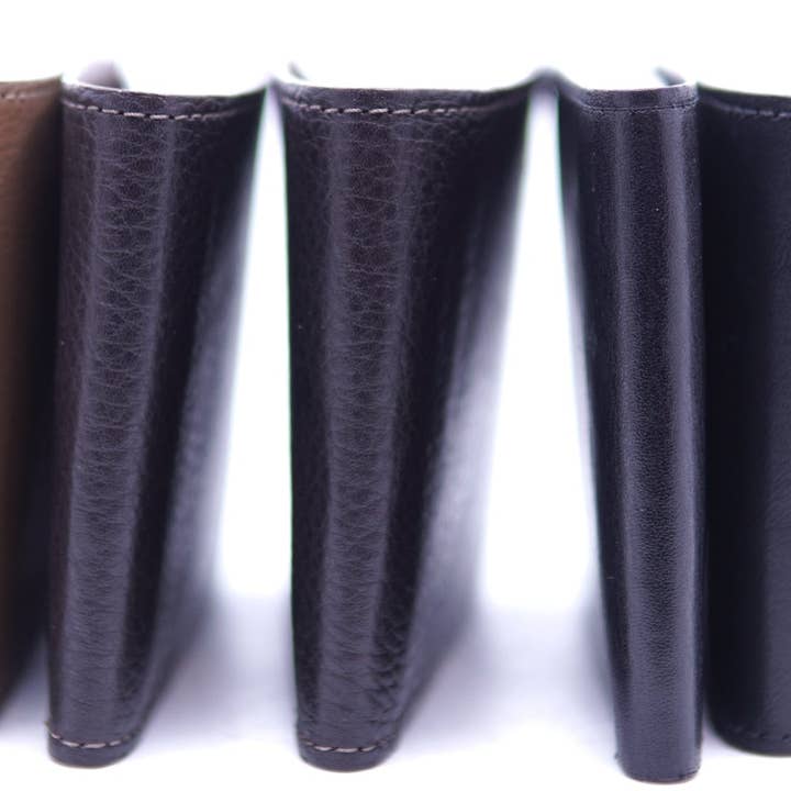 Portefeuilles pliants en cuir véritable pour la vente par Max Leather Inc.