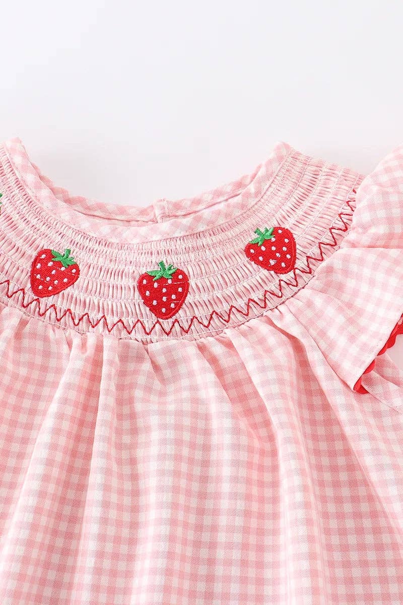 Rylee Faith Designs - Wholesale Jurk - Kinderen - Baby meisjesjurk met aardbeienborduursel en geruite smock.3