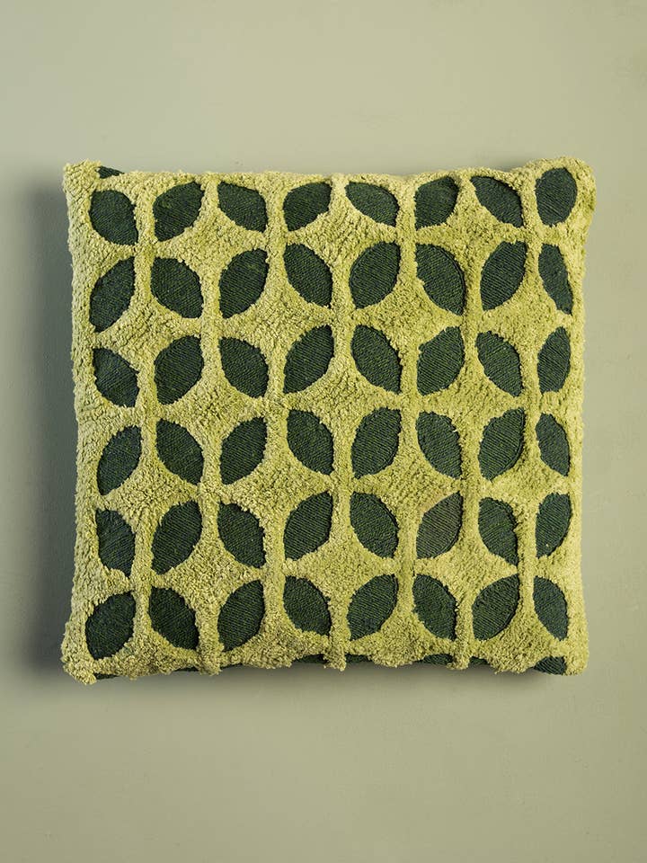 Housse de Coussin Brodée et Capitonnée Greenwich pour la vente par Ian Snow Ltd