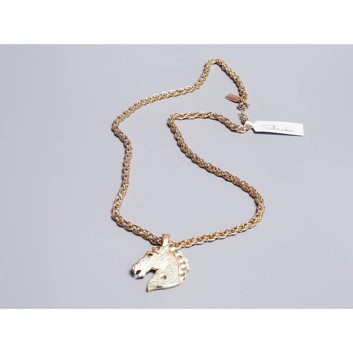 Collar con colgante de cabeza de caballo grabado - Colección Singleton para venta al por mayor de Shrake Culture