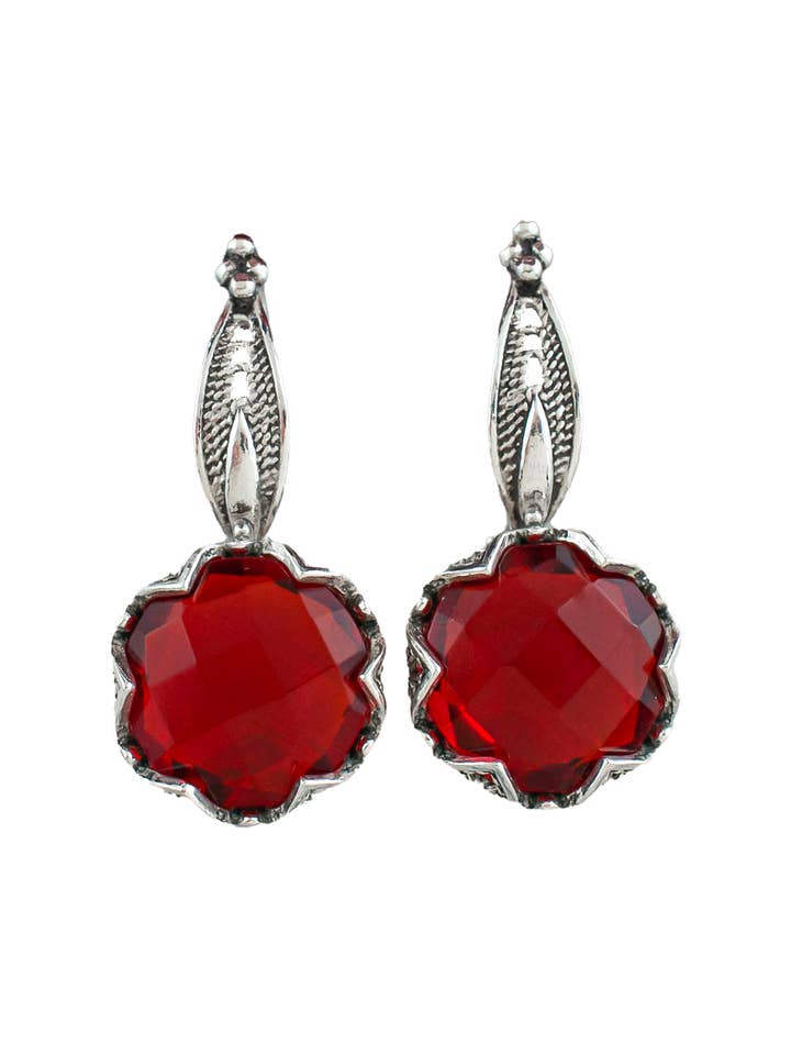 Orecchini pendenti a forma di loto con quarzo rubino artistico in filigrana in argento sterling per la vendita all'ingrosso da parte di Filigranist Jewelry