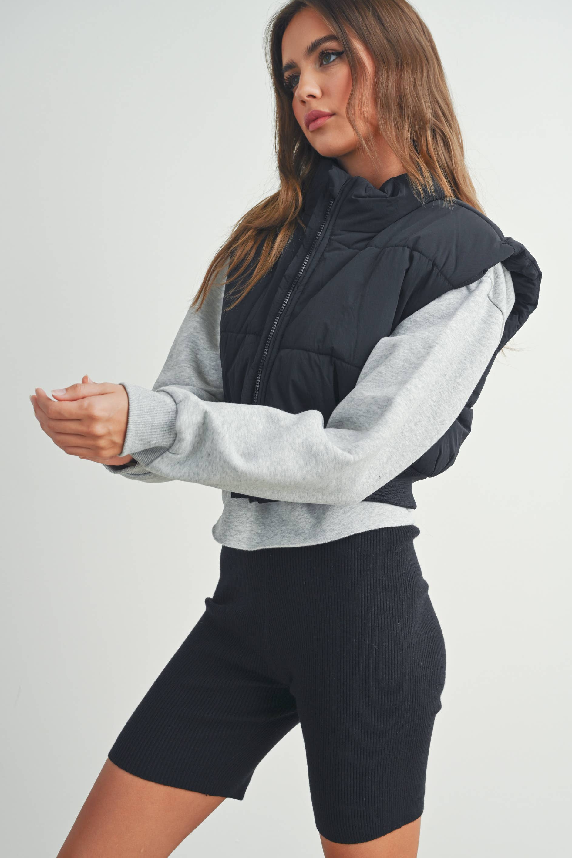 BUTTERMELON – Großhandel Oberbekleidungsweste – Damen – BUTTERMELON Steppweste zum Reißverschluss, cropped, für den Herbst32