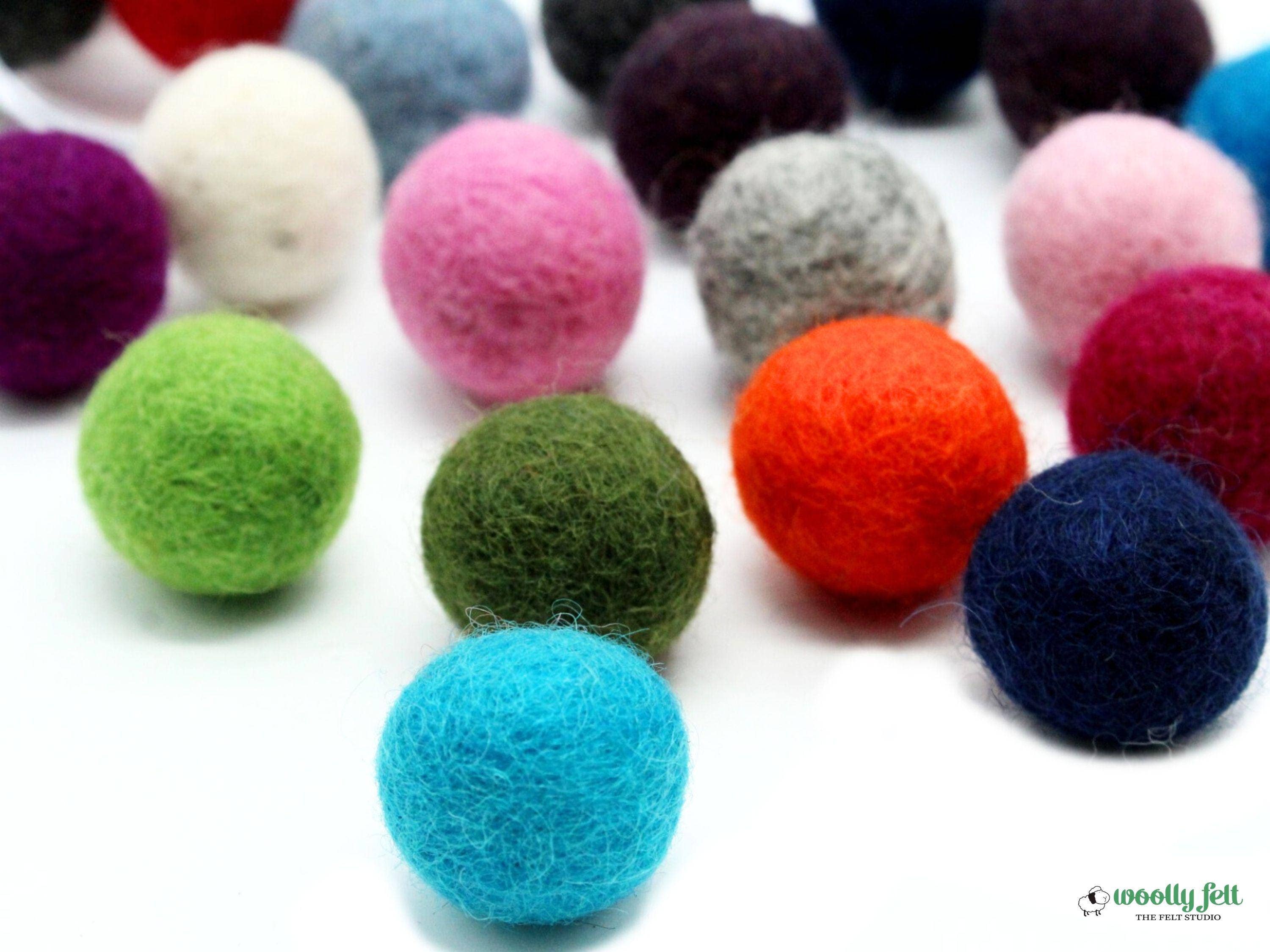 Woollyfelt - Vente Matériels de bricolage - 100 pièces de boules en laine feutrée à la main de 2 cm 100 % laine pour bricolage et décoration6