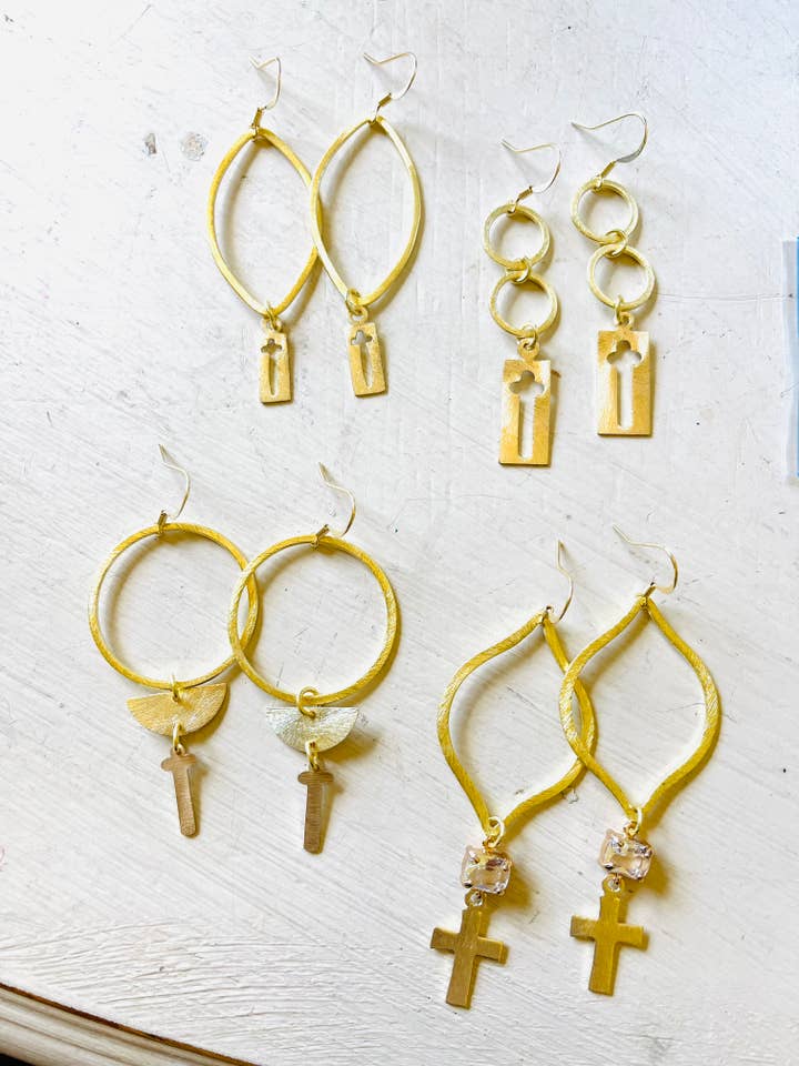 Goldene Kreuzsteinohrringe mit silbernem Kreuz für den Großhandel von ShannAgains Jewels