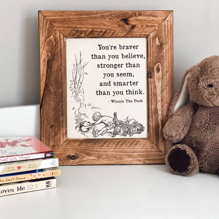 Quadro Incorniciato per la Cameretta con Citazione di Winnie The Pooh - Coraggioso per la vendita all'ingrosso da parte di Swinford Designs