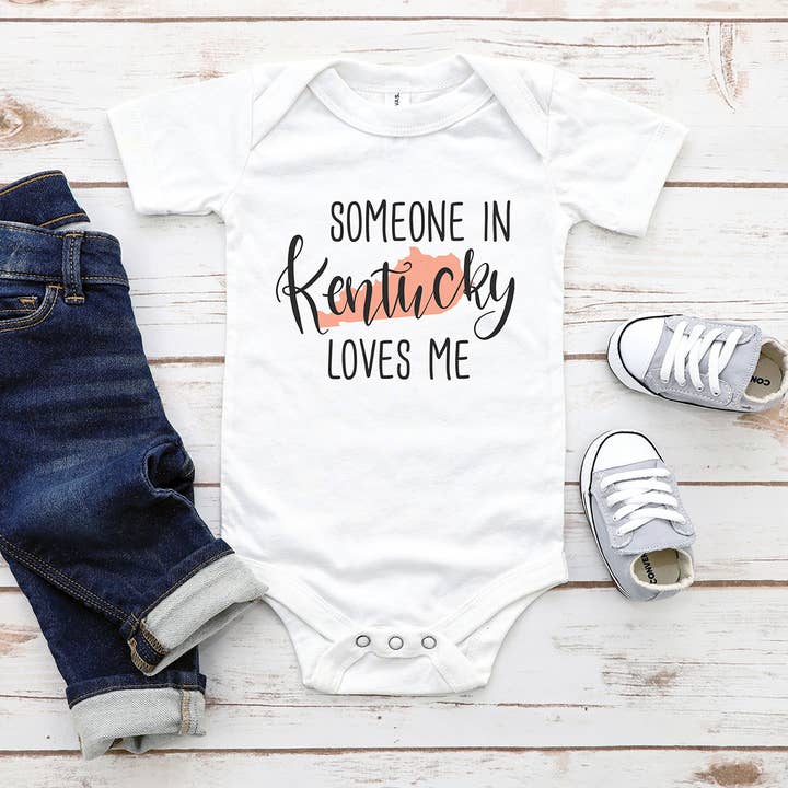 Body per neonato "Qualcuno in Kentucky mi ama" per la vendita all'ingrosso da parte di Itsy Bitsy Bella Co