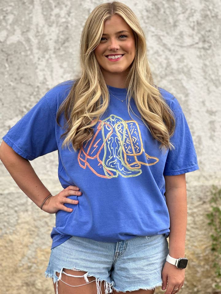 2698 T-shirt met drie laarzen voor wholesale door J.Forks Designs