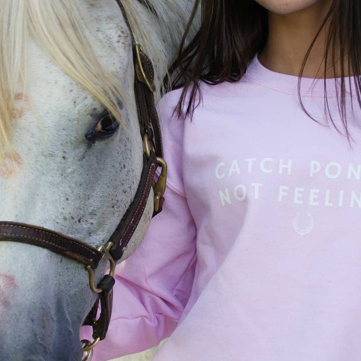 Crewneck "Attrapez des poneys, pas des sentiments" - Rose clair pour la vente par Laced Reins Equestrian