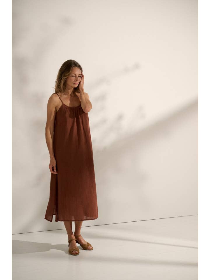 terracota escura Vestido midi feminino de gaze com alças para venda a revendedores na Faire