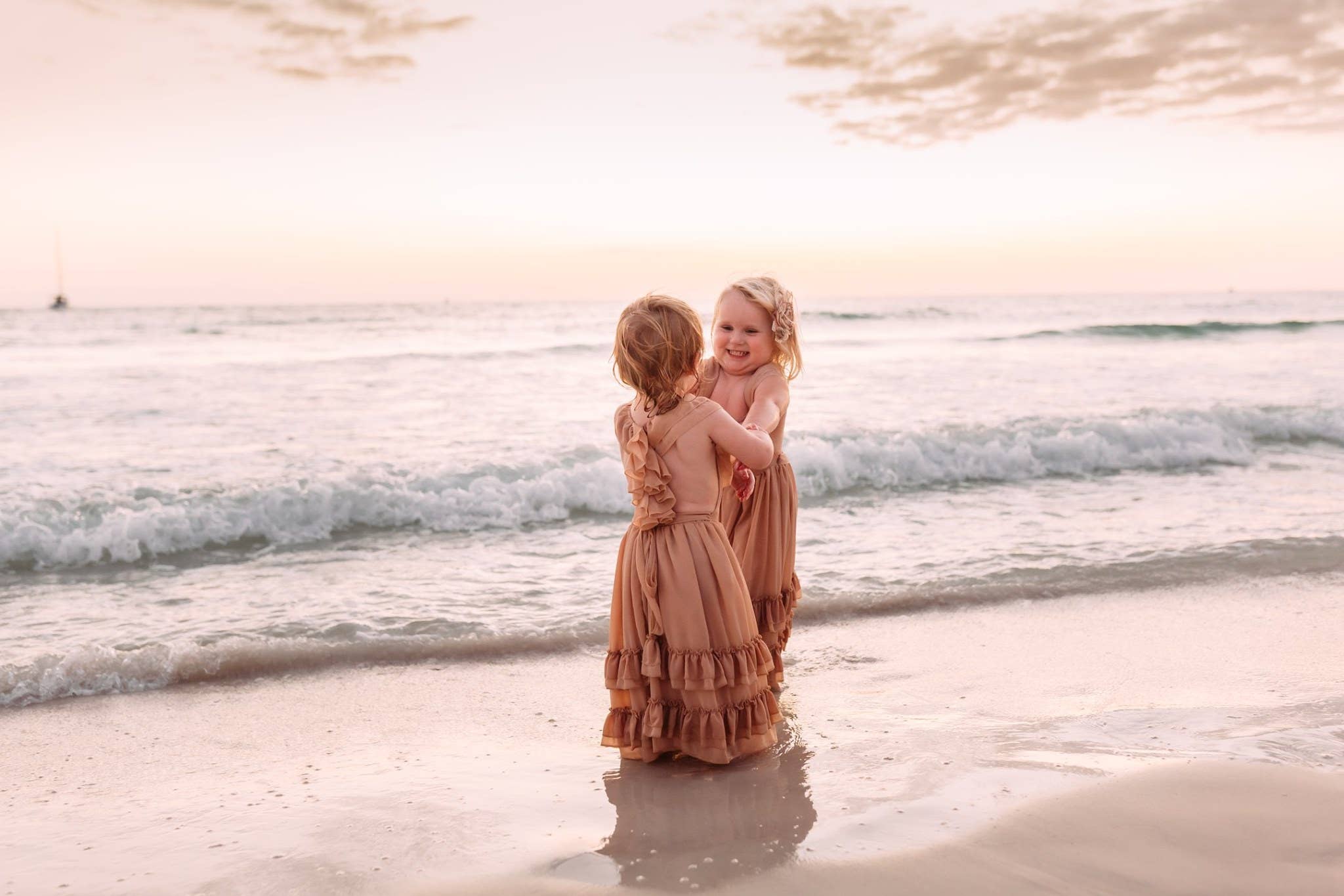 Bailey's Blossoms - Wholesale Mommy & Me-sets - Mommy and Me Nellie maxi-jurk met ruches - Champagne34