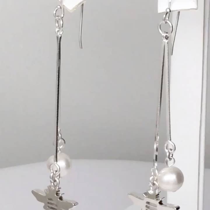 Petit pendentif en argent sterling « Bee » Dainty Pearl 3 pouces pour la vente par Michele Benjamin, LLC