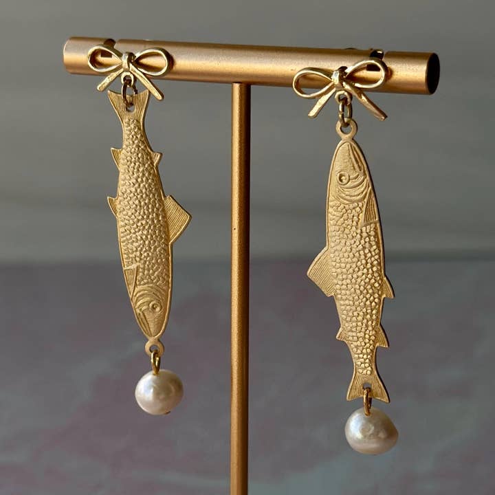 Brincos de Estudante com Sardinha e Pérola de Água Doce por atacado de The Brass Era
