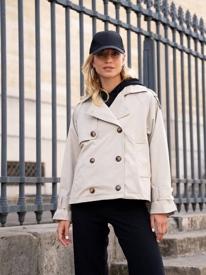 Kort dobbeltradet trenchcoat for engroshandel hos Attrait Paris