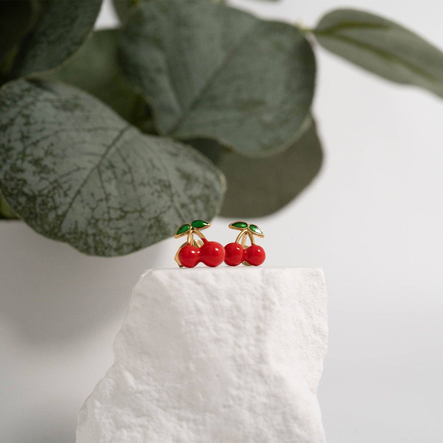 WJW - Venta al por mayor Pendientes de botón/aretes de poste - Pendientes de botón de cereza roja de acero inoxidable con PVD de oro de 18 quilates10