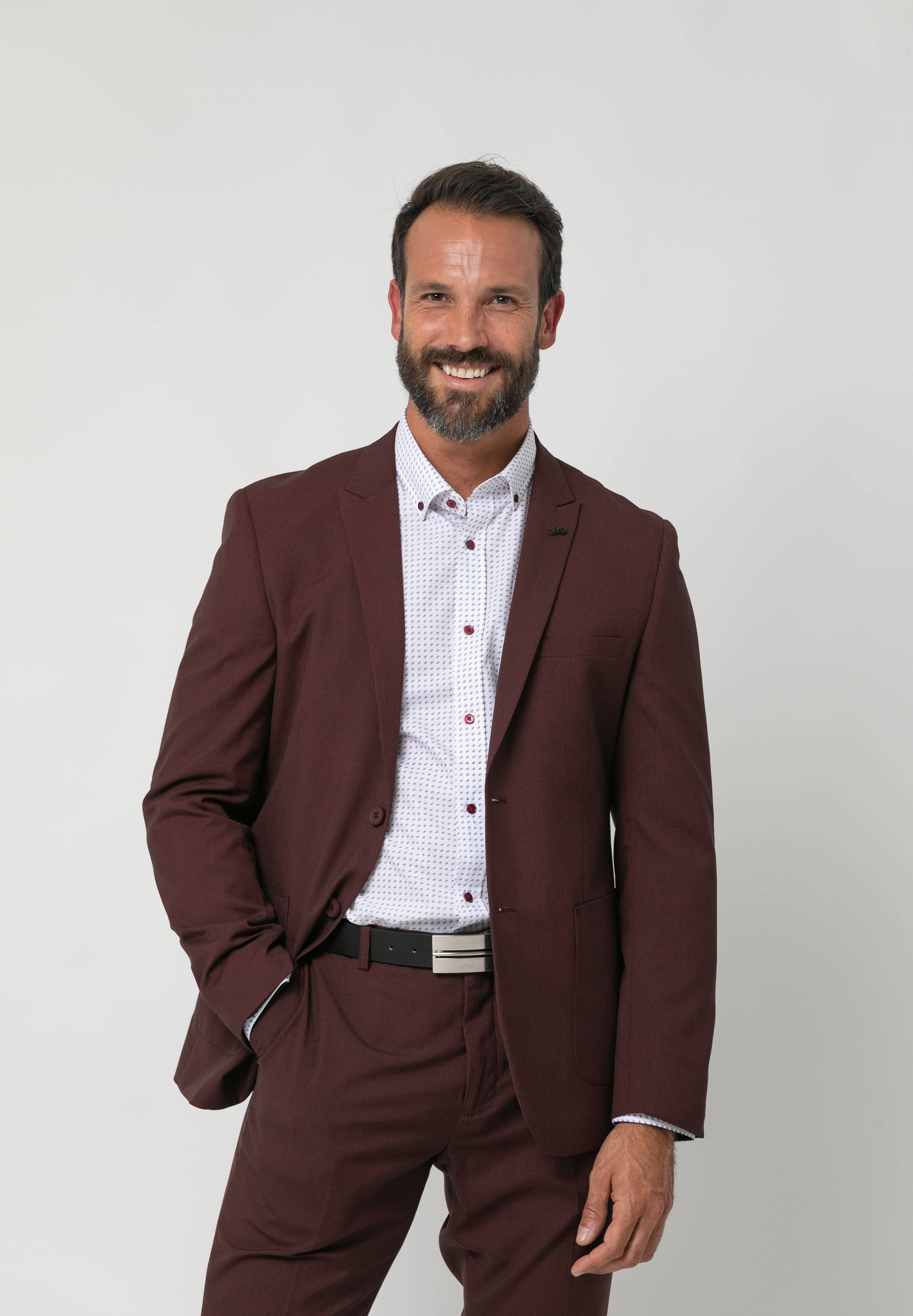 Rojo- Granate Traje Slim Fit Falso Liso con Solapa Pico y Plastrón Rojo granate – Modelo Halo de venta al por mayor en Faire0