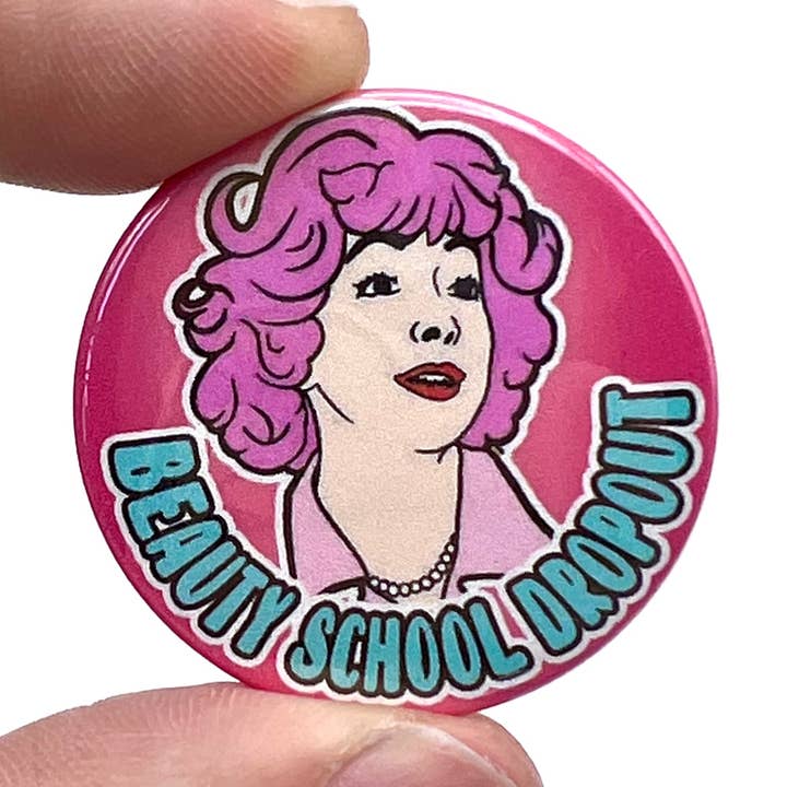 Spilla ispirata al film di abbandono della scuola di bellezza per la vendita all'ingrosso da parte di Bite Your Granny