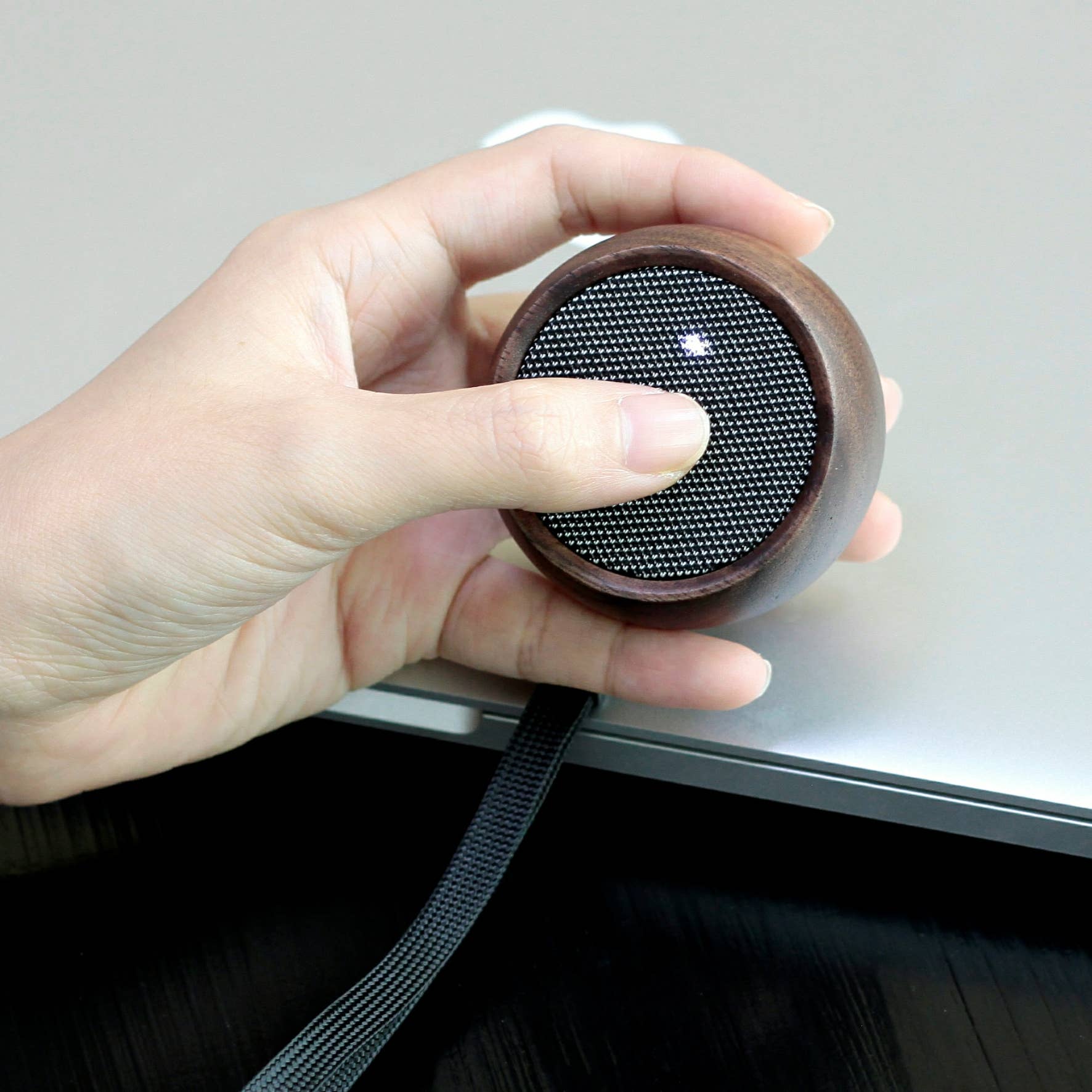 Gingko Design - Vente Haut-parleurs - Haut-parleur Bluetooth Tumbler Selfie en bois de noyer naturel17