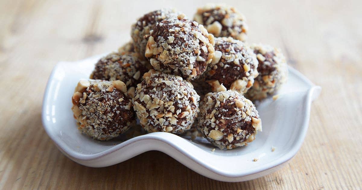 Lulu's kitchen - Wholesale Snack Bar - Cocoa Energy Ball with Almond & Coconut Topping 1